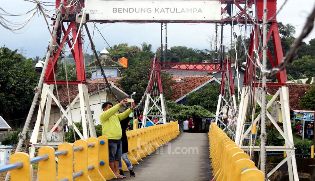 Warga memadati Bendung Katulampa, Kota Bogor, Jawa Barat, Rabu (1/1). Mereka memanfaatkan momen tersebut untuk berfoto dan melihat kondisi terkini bendung Katulampa. - JPNN.com