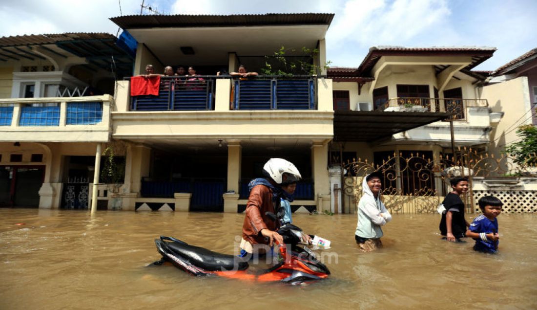 Warga berusaha melewati banjir di Ciledug Indah, Tangerang, Kamis (2/1). - JPNN.com