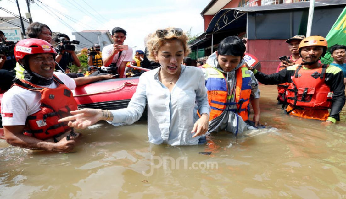 Artis Nikita Mirzani saat meninjau banjir di Ciledug Indah, Tangerang, Kamis (2/1). - JPNN.com