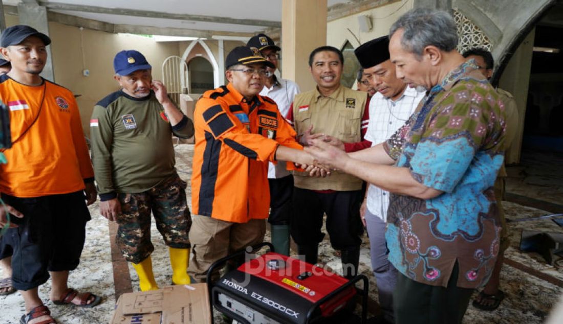 Presiden PKS Moh. Sohibul Iman melakukan kunjungan ke lokasi terdampak banjir di RW 04 Kelurahan Cipinang Melayu, Makasar, Jakarta Timur, Jum'at (3/1). - JPNN.com