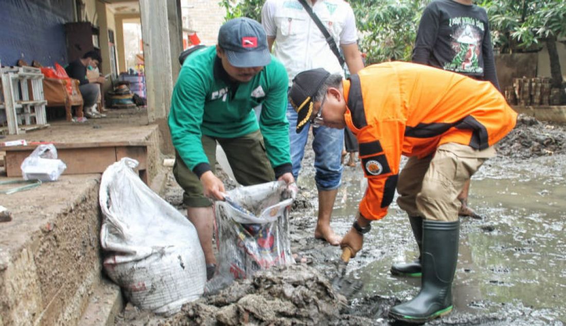 Presiden PKS Moh. Sohibul Iman melakukan kunjungan ke lokasi terdampak banjir di RW 04 Kelurahan Cipinang Melayu, Makasar, Jakarta Timur, Jum'at (3/1). - JPNN.com