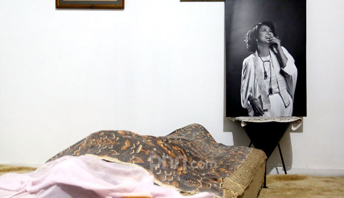 Sejumlah kerabat melayat di rumah duka Ria Irawan, Jakarta, Senin (6/1). - JPNN.com