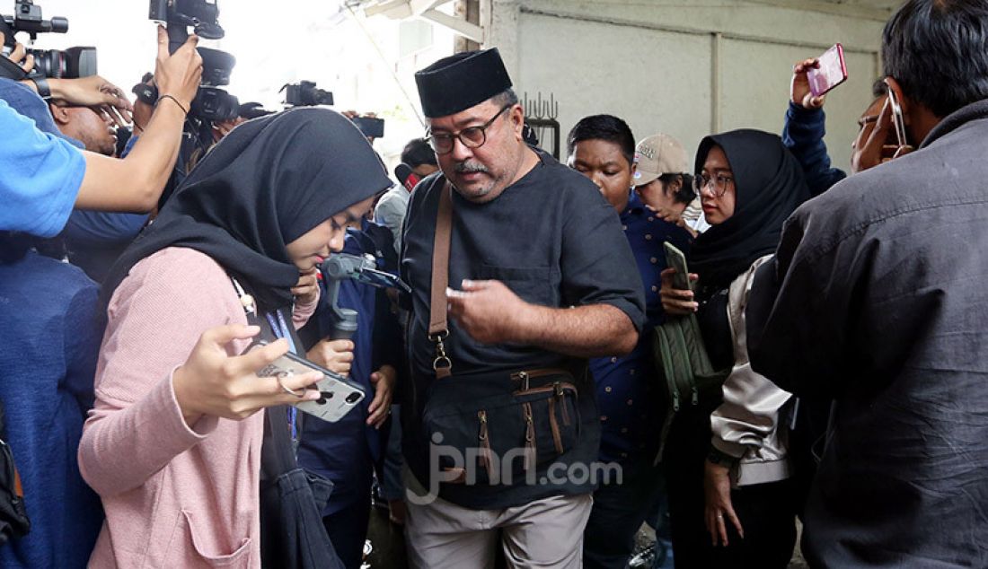 Aktor Rano Karno usai melayat Almarhumah Ria Irawan, Jakarta, Senin (6/1). - JPNN.com