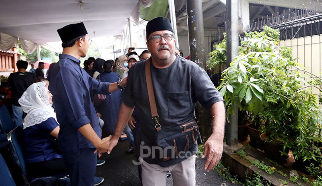 Aktor Rano Karno usai melayat Almarhumah Ria Irawan, Jakarta, Senin (6/1). - JPNN.com