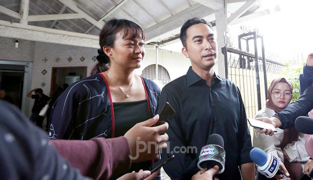 DJ Winky dan istrinya Kenes Andari usai melayat Almarhumah Ria Irawan, Jakarta, Senin (6/1). - JPNN.com