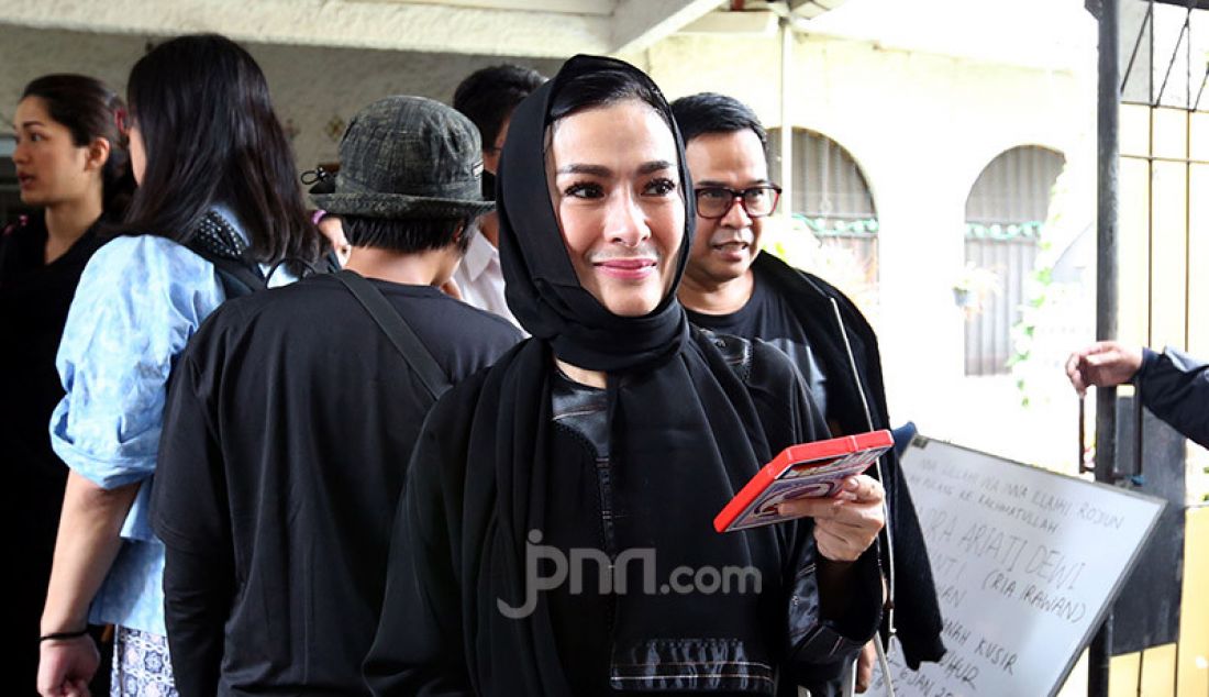 Penyanyi Iis Dahlia usai melayat Almarhumah Ria Irawan, Jakarta, Senin (6/1). - JPNN.com