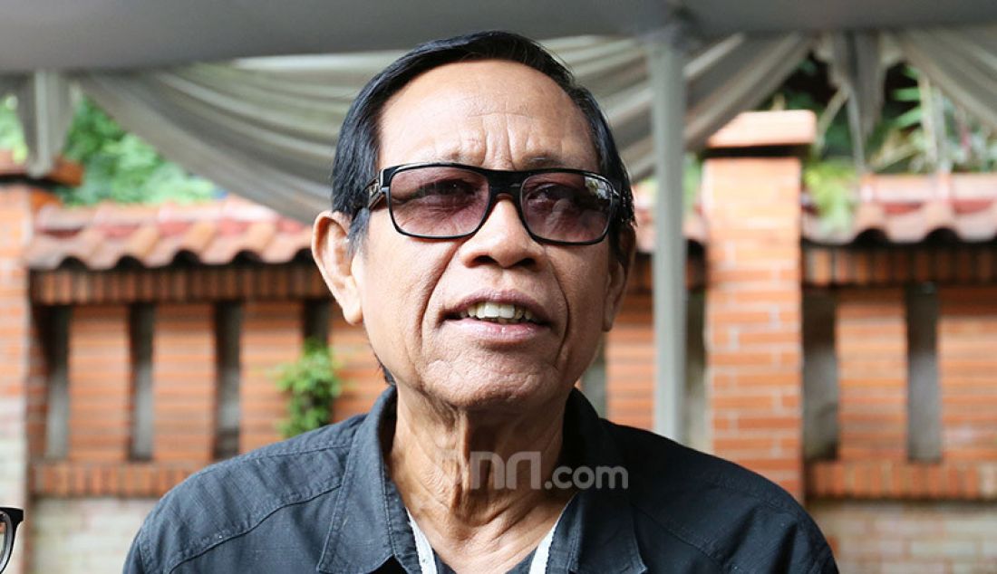 Komedian Toto Muryadi (Tarzan) usai melayat Almarhumah Ria Irawan, Jakarta, Senin (6/1). - JPNN.com