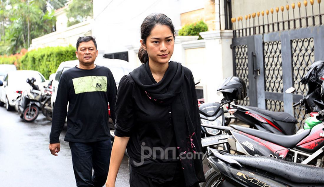 Aktris Prisia Nasution saat melayat Almarhumah Ria Irawan, Jakarta, Senin (6/1). - JPNN.com