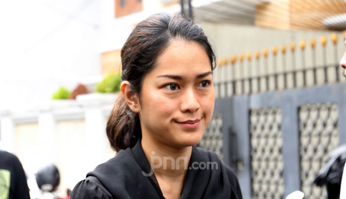 Aktris Prisia Nasution saat melayat Almarhumah Ria Irawan, Jakarta, Senin (6/1). - JPNN.com