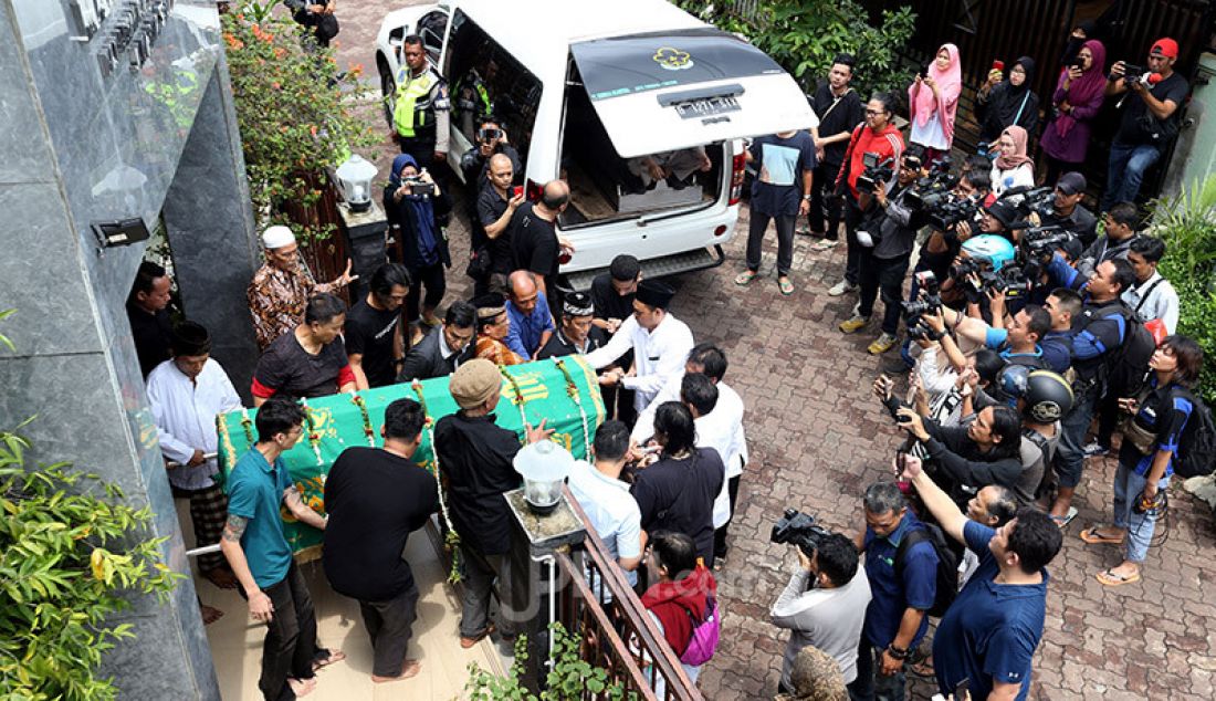 Jemaah memasukkkan jenazah almarhumah Ria Irawan usai disalatkan di Mesjid At Taqwa, Jakarta, Senin (6/1). - JPNN.com