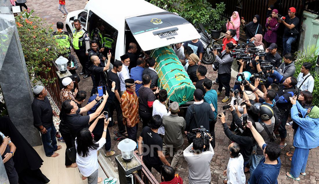 Jemaah memasukkkan jenazah almarhumah Ria Irawan usai disalatkan di Mesjid At Taqwa, Jakarta, Senin (6/1). - JPNN.com