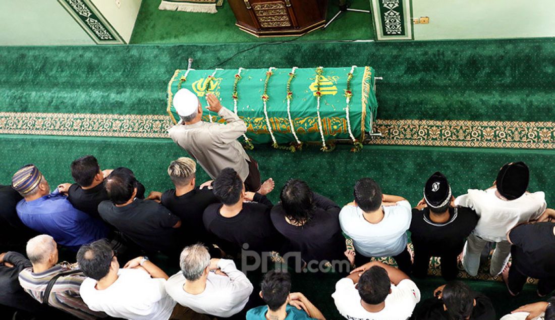 Jemaah mensalatkan jenazah almarhumah Ria Irawan di Mesjid At Taqwa, Jakarta, Senin (6/1). - JPNN.com