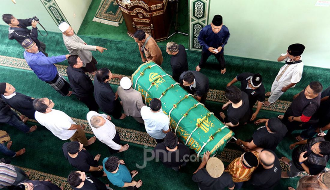 Jemaah mensalatkan jenazah almarhumah Ria Irawan di Mesjid At Taqwa, Jakarta, Senin (6/1). - JPNN.com
