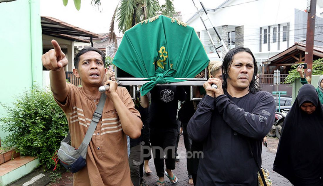 Jemaah membawa jenazah almarhumah Ria Irawan usai disalatkan di Mesjid At Taqwa, Jakarta, Senin (6/1). - JPNN.com