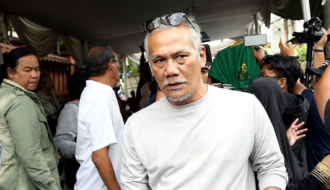 Aktor Tio Pakusadewo melayat Almarhumah Ria Irawan, Jakarta, Senin (6/1). - JPNN.com