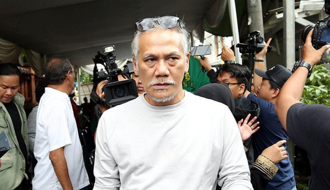 Aktor Tio Pakusadewo melayat Almarhumah Ria Irawan, Jakarta, Senin (6/1). - JPNN.com