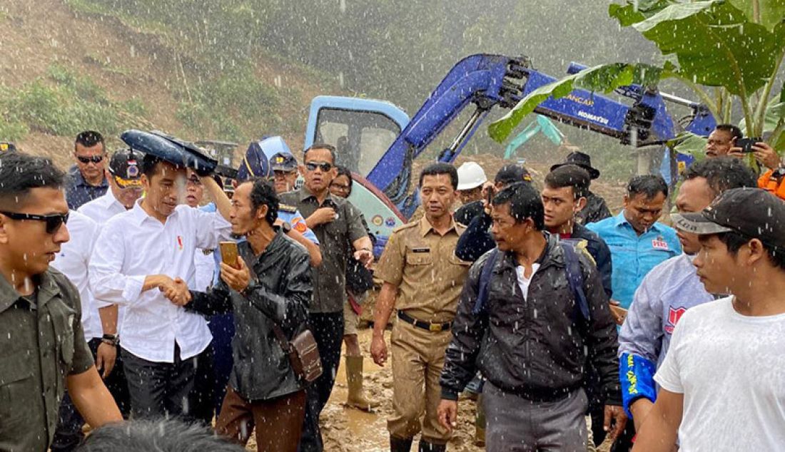 Presiden Joko Widodo saat melakukan kunjungan dadakan ke Kecamatan Sukajaya, Kabupaten Bogor, Selasa pagi (7/1). Guyuran hujan terjadi pada saat kunjungan mendadak tersebut. - JPNN.com