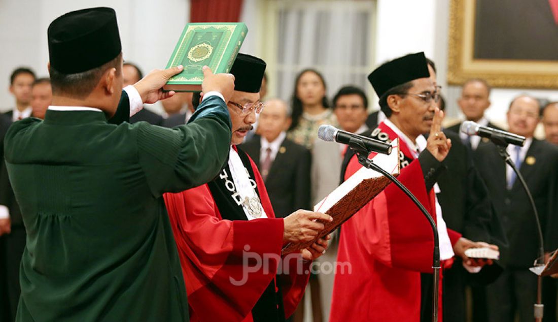Hakim MK Suhartoyo dan Daniel Yusmic Pancastaki Foekh mengucapkan sumpah saat dilantik Presiden Joko Widodo di Istana Negara, Jakarta, Selasa (7/1). - JPNN.com