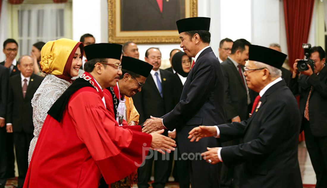 Presiden Joko Widodo dan Wapres Ma'ruf Amin memberikan ucapan selamat kepada Hakim MK Suhartoyo dan Daniel Yusmic Pancastaki Foekh di Istana Negara, Jakarta, Selasa (7/1). - JPNN.com