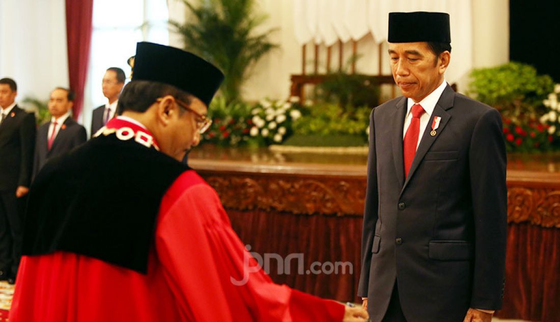 Presiden Joko Widodo melantik Hakim MK Suhartoyo dan Daniel Yusmic Pancastaki Foekh di Istana Negara, Jakarta, Selasa (7/1). - JPNN.com