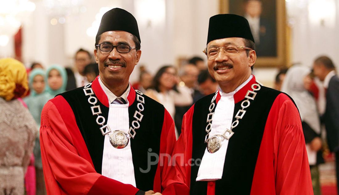 Hakim MK Daniel Yusmic Pancastaki Foekh dan Suhartoyo usai dilantik di Istana Negara, Jakarta, Selasa (7/1). - JPNN.com