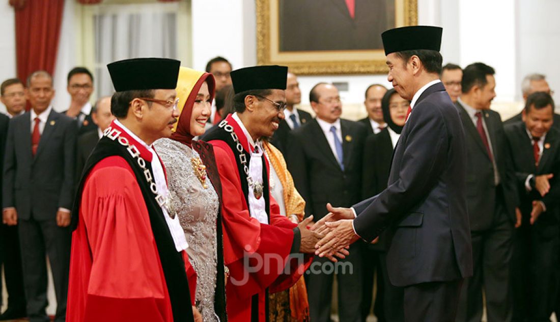 Presiden Joko Widodo memberikan ucapan selamat kepada Hakim MK Suhartoyo dan Daniel Yusmic Pancastaki Foekh di Istana Negara, Jakarta, Selasa (7/1). - JPNN.com