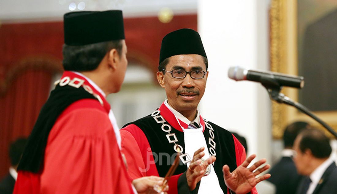 Hakim MK Suhartoyo dan Daniel Yusmic Pancastaki Foekh usai dilantik Presiden Joko Widodo di Istana Negara, Jakarta, Selasa (7/1). - JPNN.com