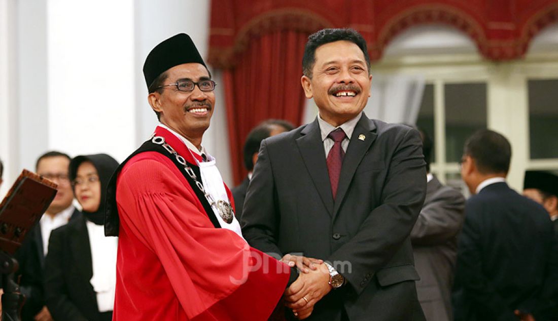 Hakim MK I Dewa Gede Palguna bersama Daniel Yusmic Pancastaki Foekh di Istana Negara, Jakarta, Selasa (7/1). - JPNN.com
