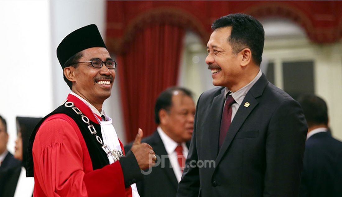 Hakim MK I Dewa Gede Palguna bersama Daniel Yusmic Pancastaki Foekh di Istana Negara, Jakarta, Selasa (7/1). - JPNN.com