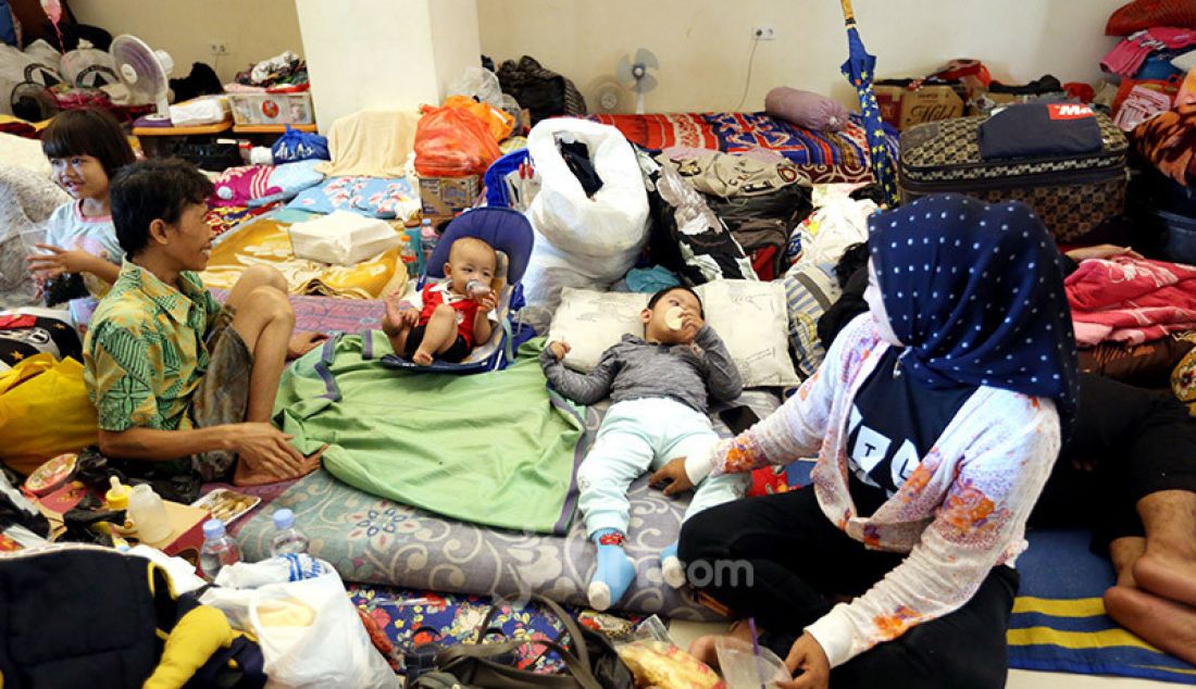 Warga korban banjir masih bertahan mengungsi di GOR Pengadegan, Jakarta, Selasa (7/1). Warga memilih bertahan di pengungsian lantaran kondisi rumah mereka belum memungkinkan untuk ditinggali. - JPNN.com