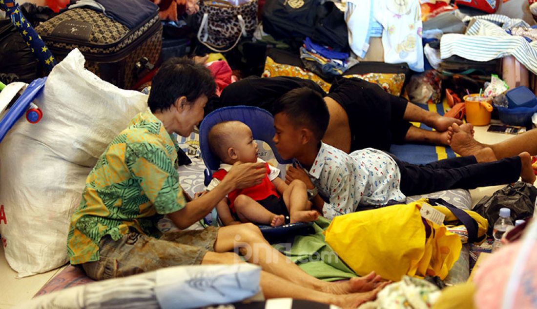 Warga korban banjir masih bertahan mengungsi di GOR Pengadegan, Jakarta, Selasa (7/1). Warga memilih bertahan di pengungsian lantaran kondisi rumah mereka belum memungkinkan untuk ditinggali. - JPNN.com
