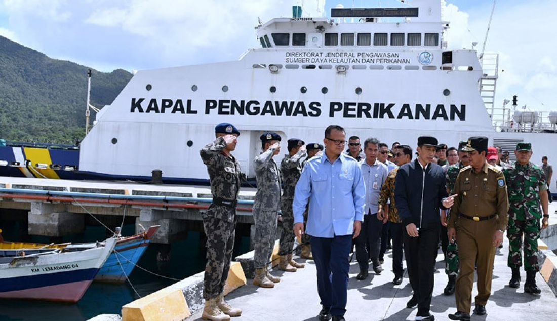Presiden Jokowi saat berada di Selat Lampa, Pelabuhan Perikanan Selat Lampa Natuna, Rabu (8/1). Jokowi menegaskan bahwa Kepulauan Natuna merupakan teritorial NKRI dan tidak ada tawar-menawar terhadap kedaulatan Indonesia. - JPNN.com