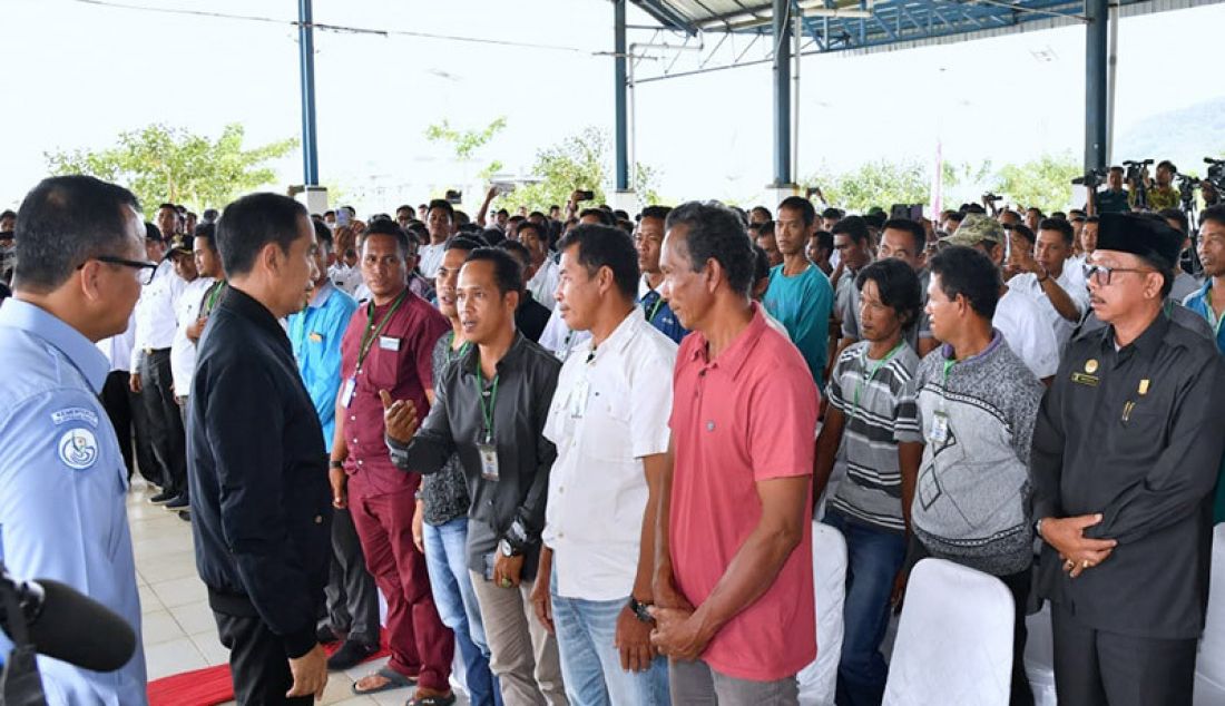 Presiden Joko Widodo saat menemui ratusan nelayan di SKPT Selat Lampa, Pelabuhan Perikanan Selat Lampa Natuna, Kabupaten Natuna, Rabu (8/1). - JPNN.com