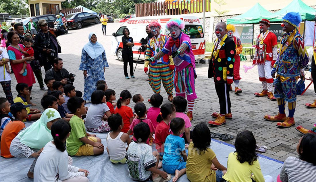 Komunitas Aku Badut Indonesia (ABI) menghibur anak-anak di pengungsian korban banjir di Gor Pangadegan, Jakarta, Selasa (7/1). Trauma healing diberikan para badut sebagai bentuk kepedulian terhadap anak-anak korban banjir. - JPNN.com