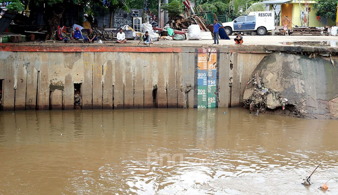 Warga memancing di tepian pintu air Manggarai, Jakarta, Rabu (8/1). Volume air di pintu air Manggarai terpantau dalam keadaan normal atau 600 cm. - JPNN.com