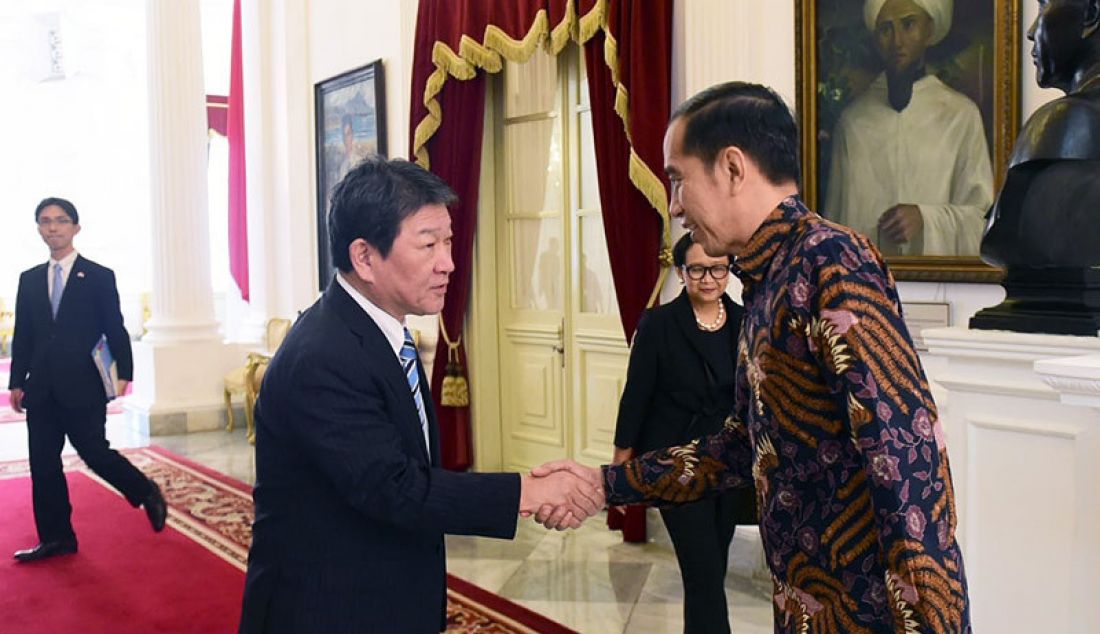 Presiden Joko Widodo saat menerima kunjungan kehormatan Menlu Jepang Motegi Toshimitsu, di Istana Merdeka, Jakarta, Jumat (10/1). - JPNN.com