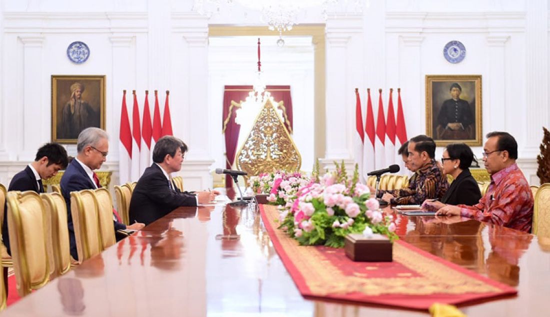 Presiden Joko Widodo saat menerima kunjungan kehormatan Menlu Jepang Motegi Toshimitsu, di Istana Merdeka, Jakarta, Jumat (10/1). - JPNN.com