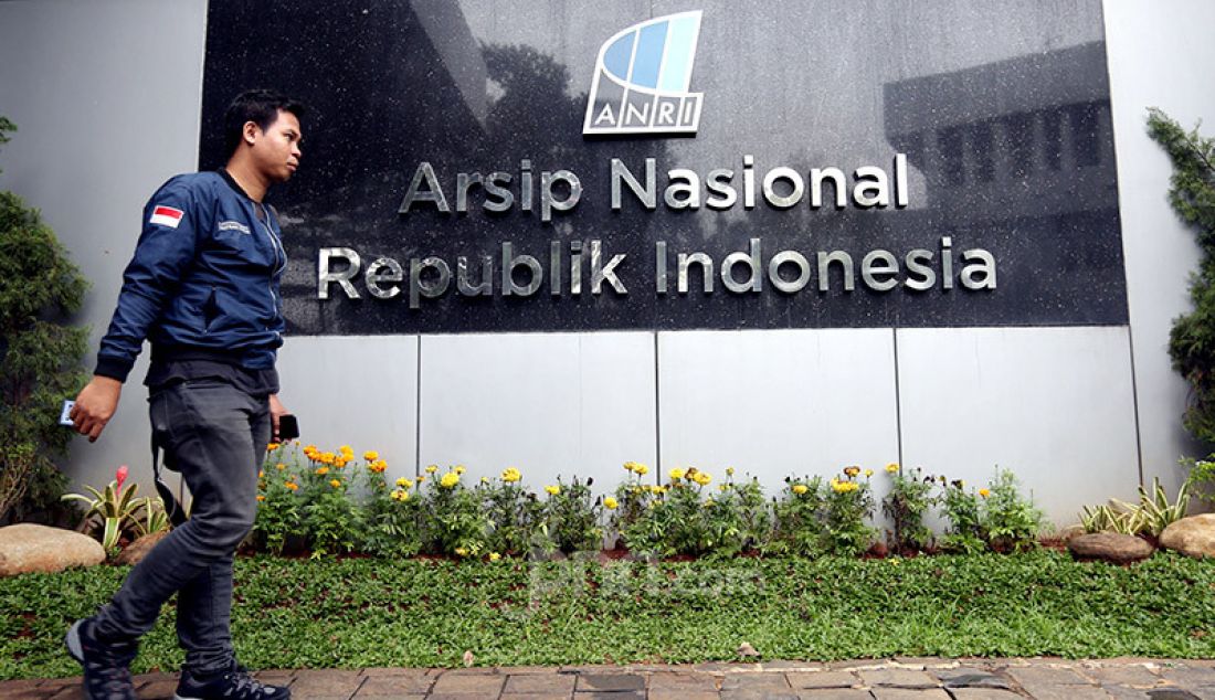 Seorang warga melintas di depan Gedung Arsip Nasional Republik Indonesia. - JPNN.com