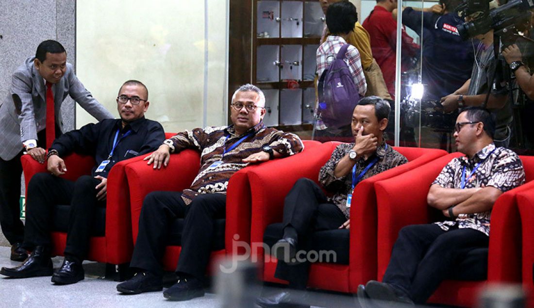 Ketua KPU Arief Budiman bersama keempat komisioner KPU mendatangi Gedung KPK, Jakarta, Kamis (9/1). - JPNN.com