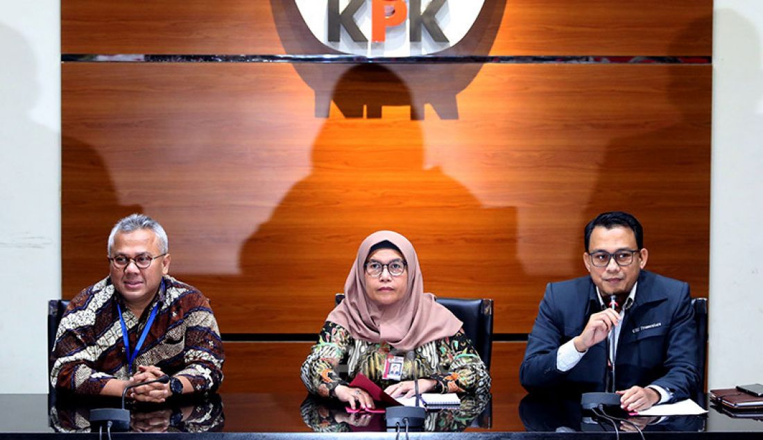Wakil Ketua KPK Lili Pintauli Siregar bersama Ketua KPU Arief Budiman saat jumpa pers penetapan tersangka Komisioner KPU Wahyu Setiawan di Gedung KPK, Jakarta, Kamis (9/1). - JPNN.com