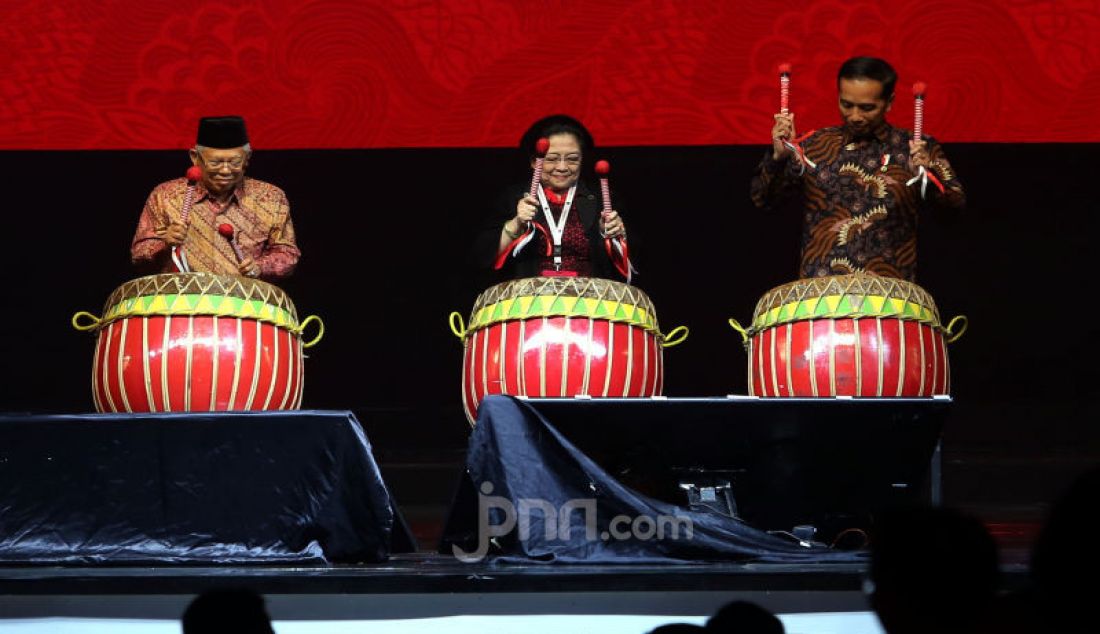 Kanan: Presiden Joko Widodo, Ketum PDIP Megawati Soekarnoputri dan Wapres Ma'ruf Amin membuka Rakernas l sekaligus perayaan HUT PDIP ke 47, Jakarta, Jumat (10/1). - JPNN.com