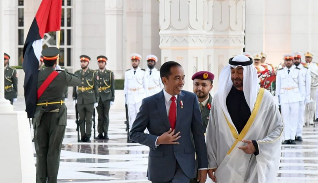 Putra Mahkota Abu Dhabi Mohamed bin Zayed (MBZ) saat menyambut kunjungan kenegaraan Presiden Jokowi, Minggu (12/1). Putra Mahkota Mohamed bin Zayed menyatakan keinginannya agar dicarikan pulau di Indonesia untuk berinvestasi. - JPNN.com