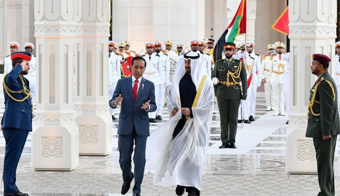 Putra Mahkota Abu Dhabi Mohamed bin Zayed (MBZ) saat menyambut kunjungan kenegaraan Presiden Jokowi, Minggu (12/1). Putra Mahkota Mohamed bin Zayed menyatakan keinginannya agar dicarikan pulau di Indonesia untuk berinvestasi. - JPNN.com