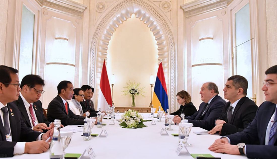 Presiden Joko Widodo saat bertemu Presiden Armenia Armen Sarkissian, di Abu Dhabi, Senin (13/1). Pertemuan tersebut membahas sejumlah kerjasama dan di antaranya permohonan bebas Visa bagi warga Indonesia. - JPNN.com
