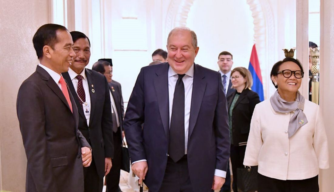Presiden Joko Widodo saat bertemu Presiden Armenia Armen Sarkissian, di Abu Dhabi, Senin (13/1). Pertemuan tersebut membahas sejumlah kerjasama dan di antaranya permohonan bebas Visa bagi warga Indonesia. - JPNN.com