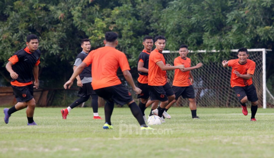 Pemain Persija Jakarta melakukan latihan perdana di Lapangan PSAU TNI AU, Jakarta, Senin (13/1). Sejumlah Pemain Persija Jakarta absen dalam latihan perdana. - JPNN.com