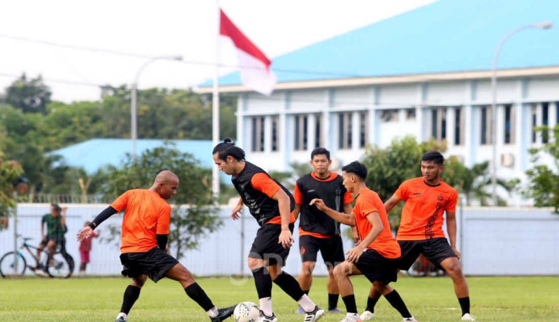 Pemain Persija Jakarta melakukan latihan perdana di Lapangan PSAU TNI AU, Jakarta, Senin (13/1). Sejumlah Pemain Persija Jakarta absen dalam latihan perdana. - JPNN.com