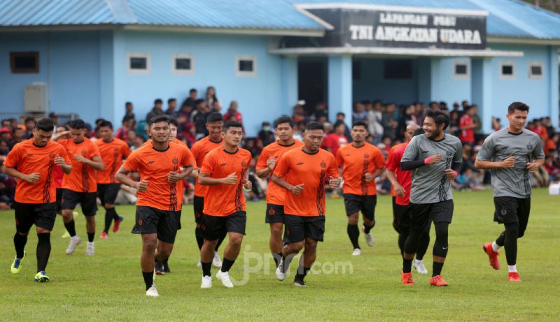 Pemain Persija Jakarta melakukan latihan perdana di Lapangan PSAU TNI AU, Jakarta, Senin (13/1). Sejumlah Pemain Persija Jakarta absen dalam latihan perdana. - JPNN.com