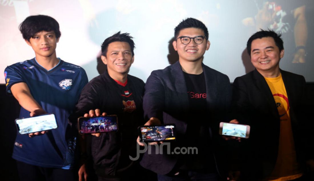 Kiri: Atlet esports Indonesia juara dunia Turnamen Free Fire World Cup 2019 Muhammad Manay Farchan Ridha, Founder The Pillars Esports Ariel, Produser Garena Free Fire Christian Wihananto dan Co-founder dan CEO dari RRQ Esports Andrian Pauline saat jumpa pers Free Fire Masters League (FFML) 2020, Jakarta, Selasa (14/1). - JPNN.com