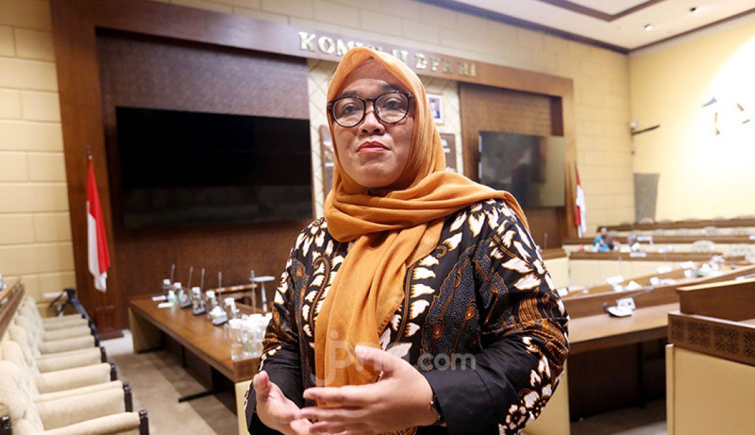 Korwil Perkumpulan Hononer K2 Indonesia (PHK2I) DKI Jakarta Nur Baitih saat mengikuti audiensi dengan Komisi II DPR, Jakarta, Rabu (15/1). - JPNN.com